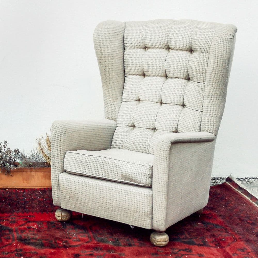 ARMCHAIR WITH HEAD RESTER